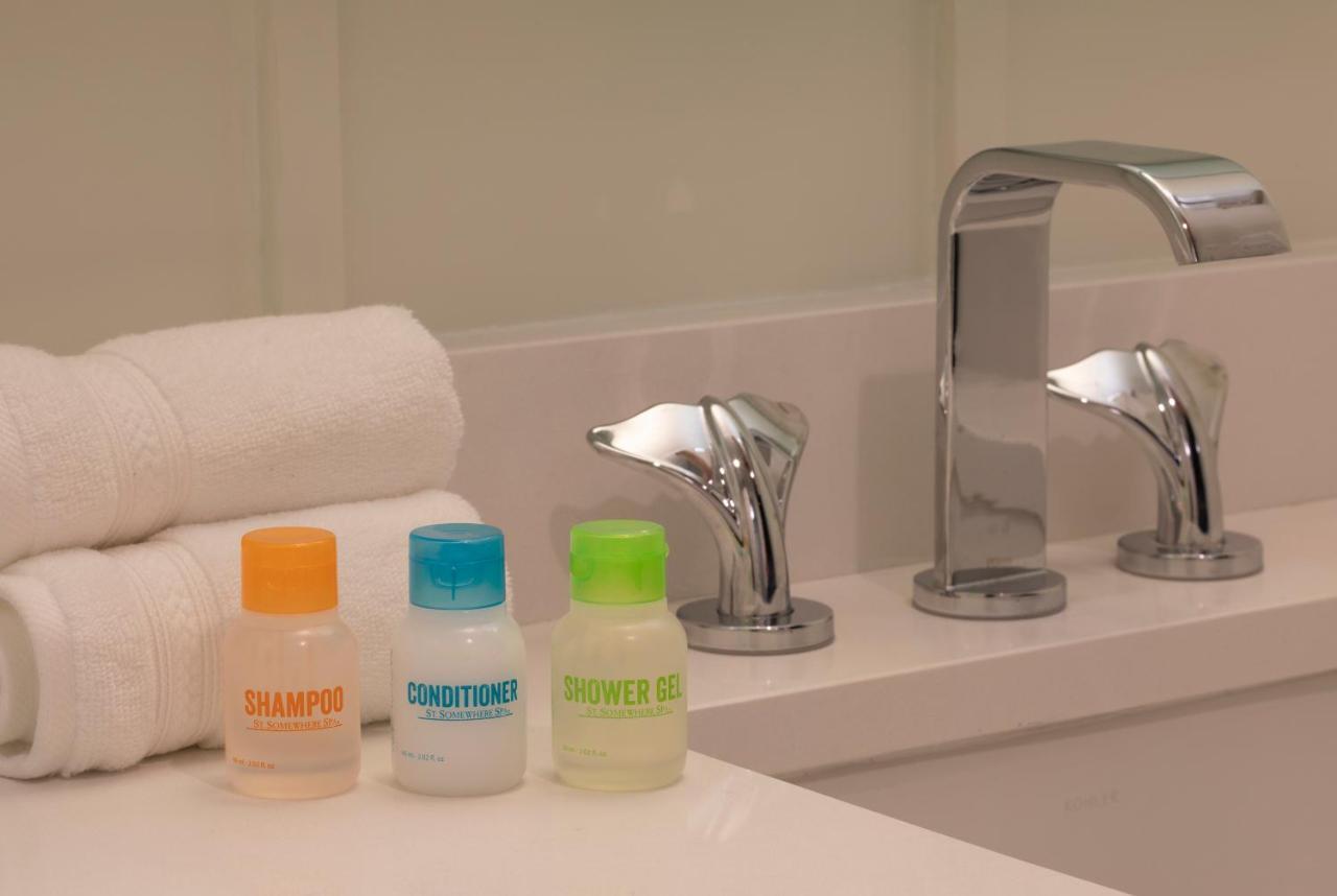 Queen Premium Pool View Accessible